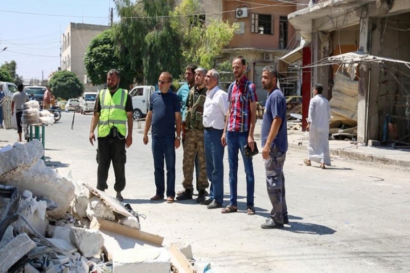 رئيس الحكومة المؤقتة في إدلب لتفقد المدينة بعد قصفها بغاز الكلور السام